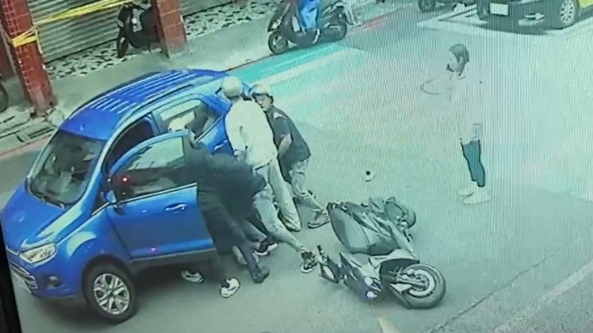 西定國小前險釀悲劇!30歲男捲車底 眾人合力抬車救出機車騎士