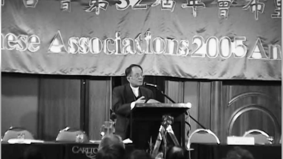 不論身處海外或台灣,邱垂亮都心繫台灣的民主發展。(圖/牽猴子提供)