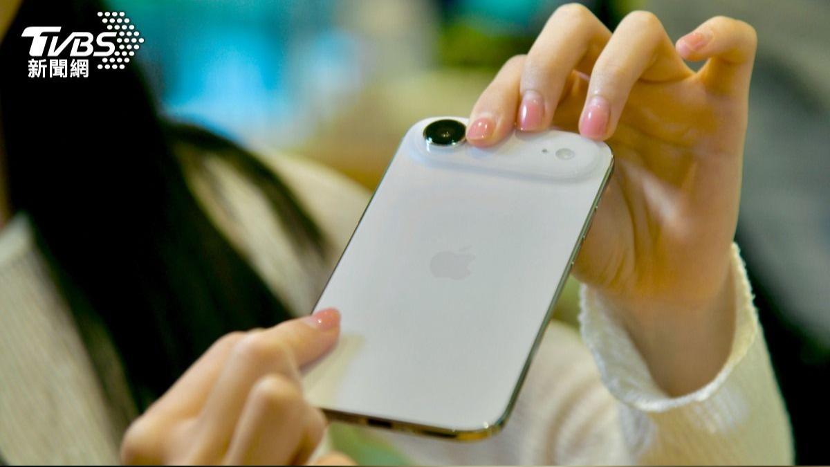 iPhone Air 主打「超薄輕量」設計特色。(圖/胡瑞麒攝)