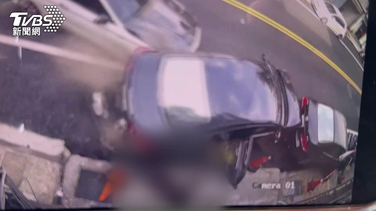 婦人買完菜拿到車上放被撞,腳卡底盤下。(圖/TVBS)