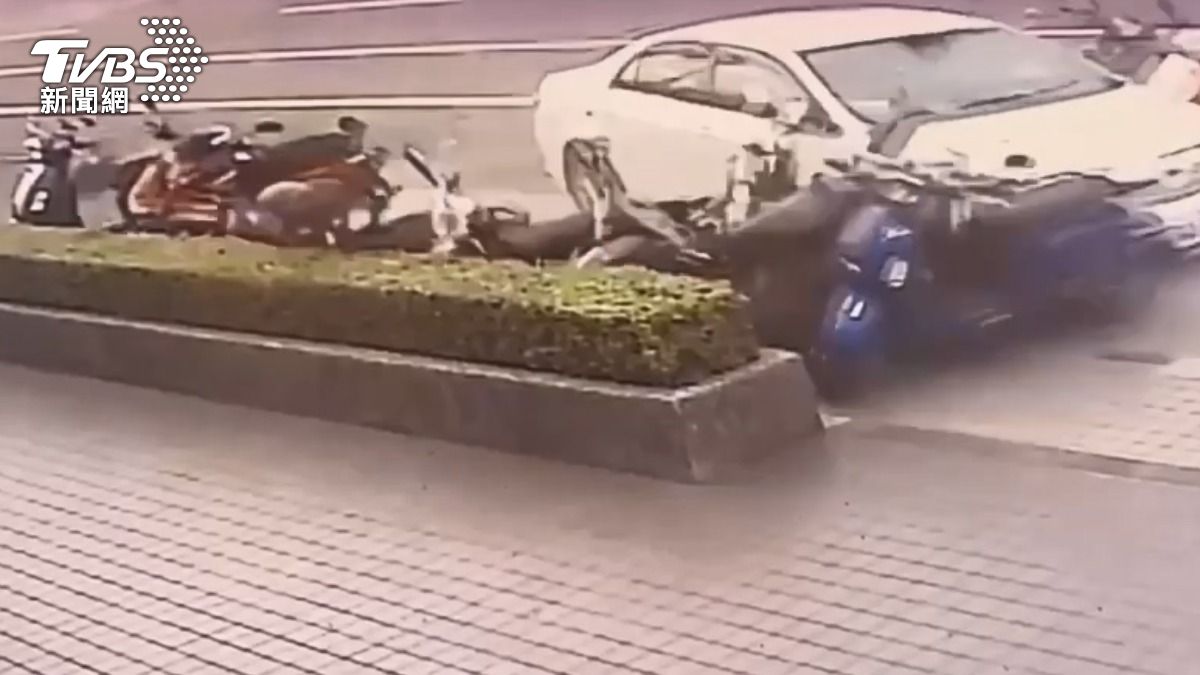 七旬翁駕車暴衝宛如「保齡球」衝撞，造成20汽機車遭殃，肇事者嚇得雙腿發軟無法走路。(圖／TVBS)
