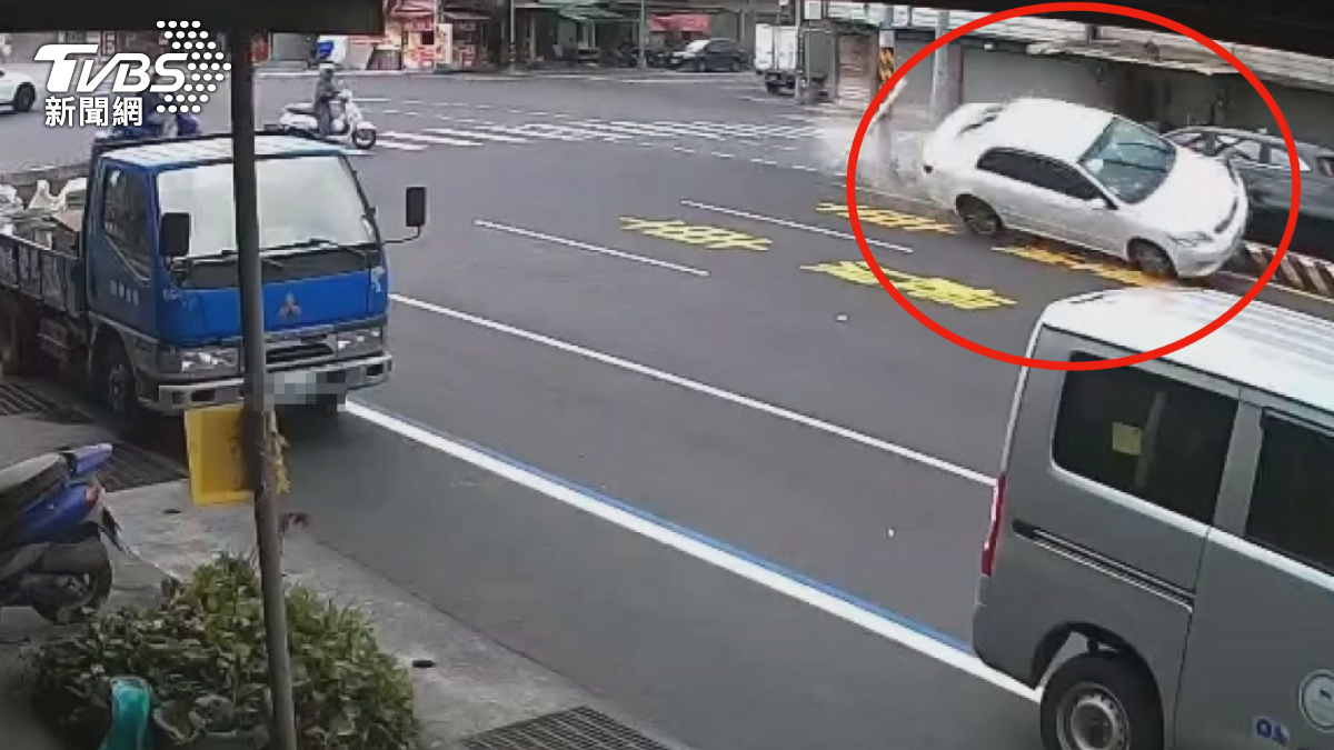 連環撞之前，一名單車騎士剛過馬路，白色轎車高速衝出來，把人車撞到後衝撞分隔島，繼續衝撞。(圖／翻攝 記者爆料網)