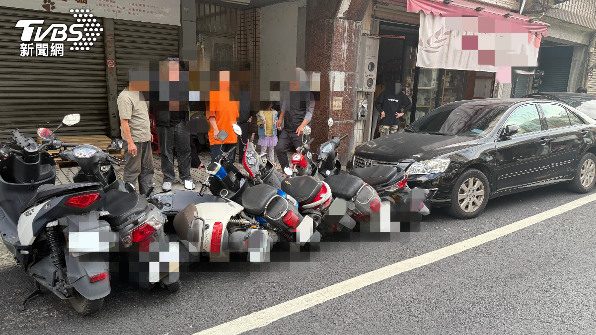有片/中壢男駕駛暴衝「橫掃路邊9車」 69歲婦遭撞飛卡車底