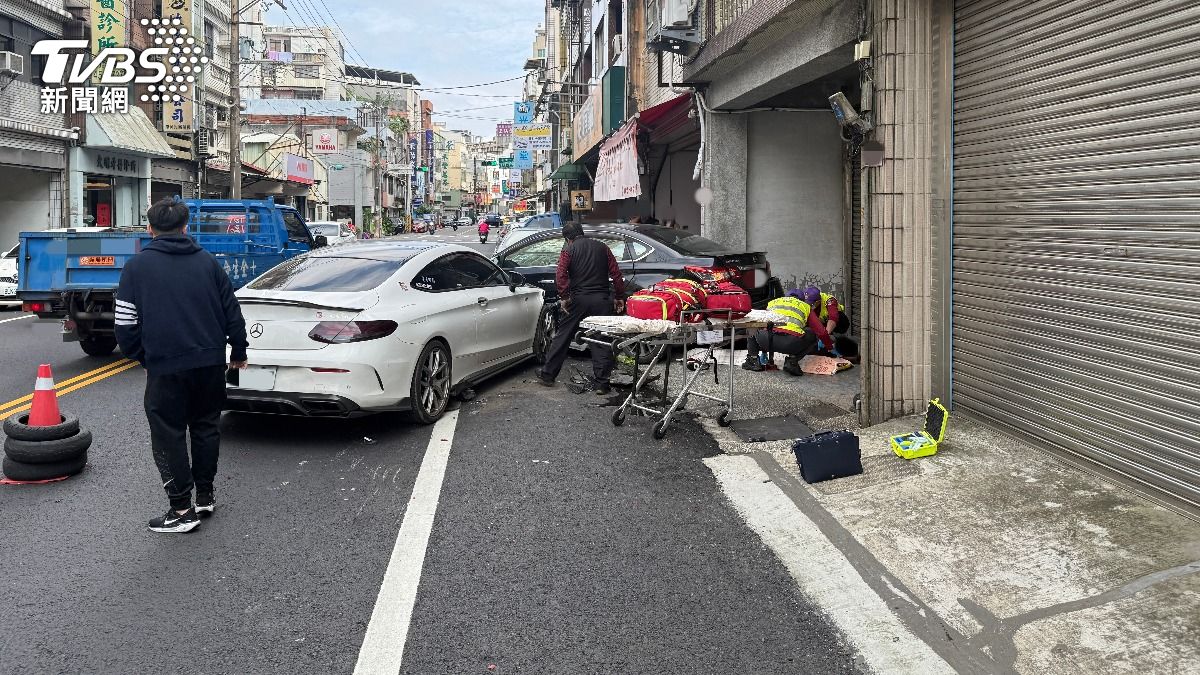 駕駛不明原因衝撞路邊9車。（圖／TVBS）