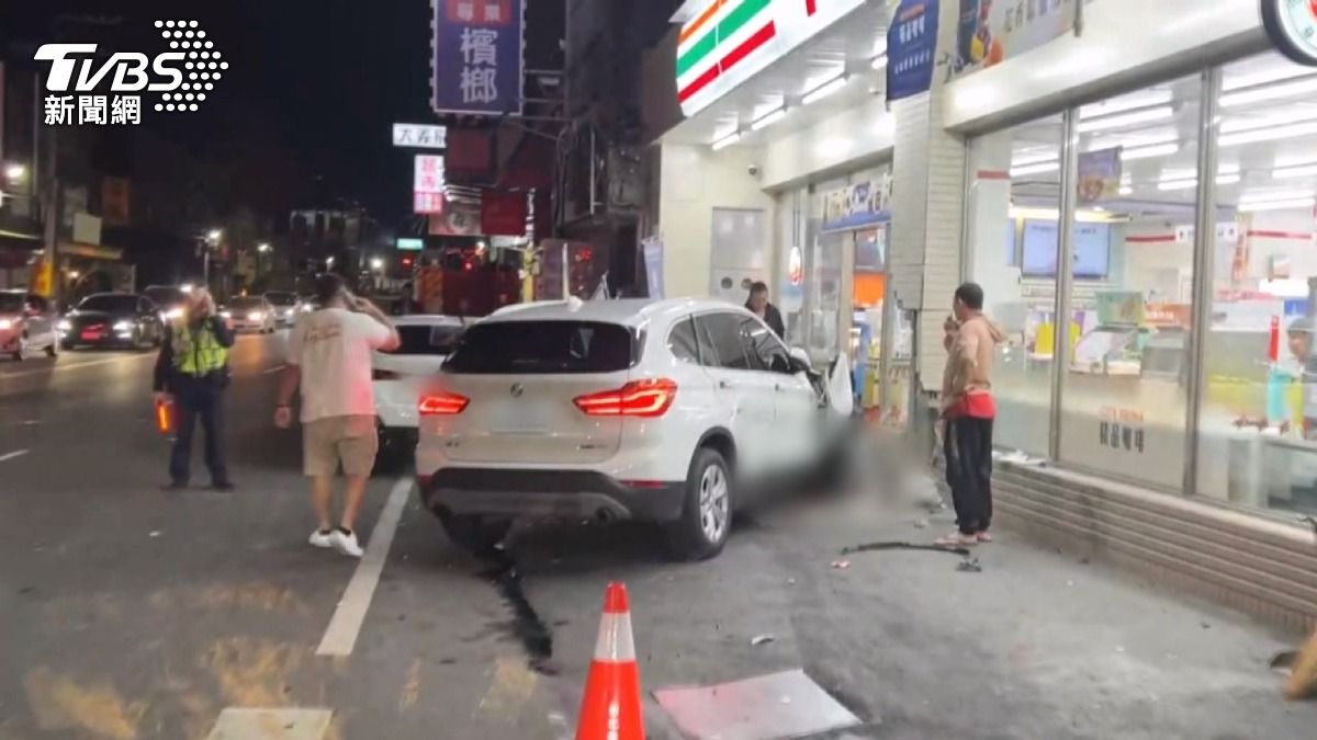 飆速趕著接小孩回家? 逆向超車撞飛等紅燈男再撞進超商。(圖/TVBS)