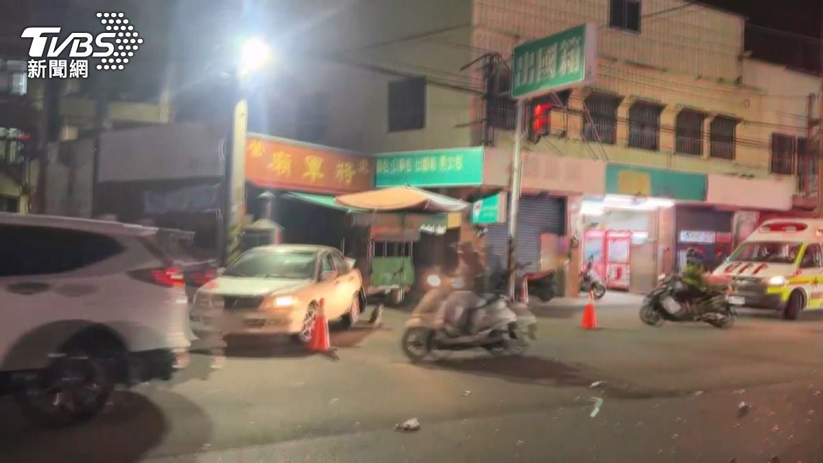 逆向超車釀禍 等紅燈行人遭撞飛。(圖/TVBS)