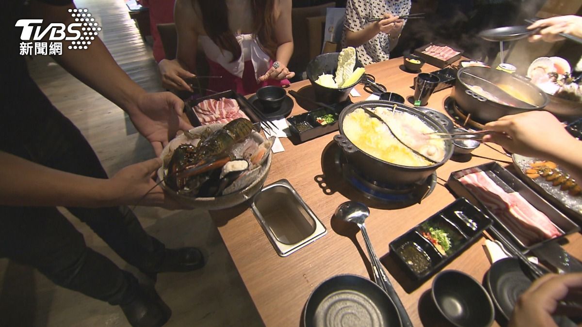 高普林食物在體內會分解出尿酸。當血液中尿酸濃度過高就可能引發痛風。(圖/TVBS)