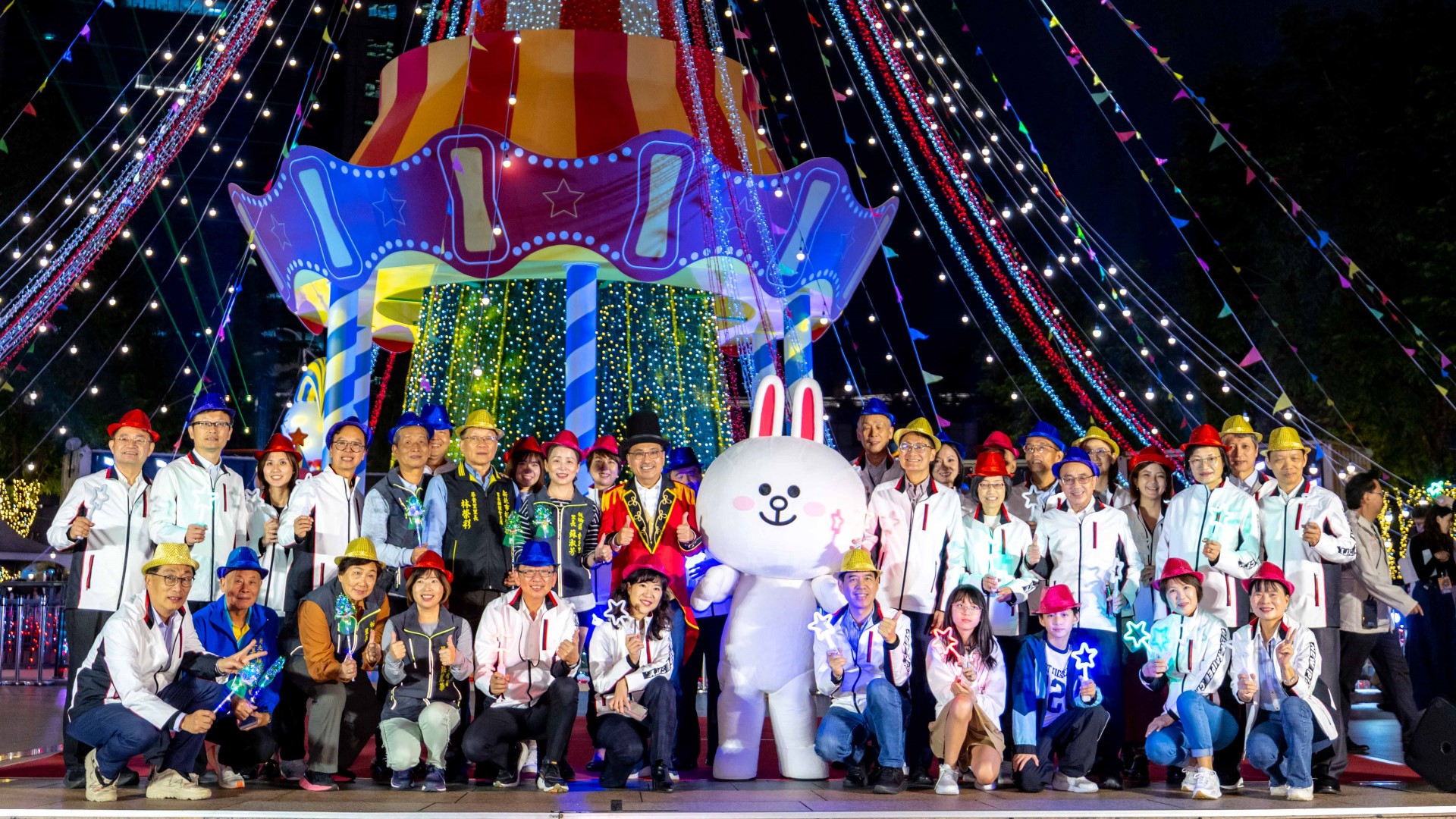 ▲11月14日「耶誕馬戲開城SHOW」聚集市府團隊、市議會團隊、合作執行團隊、贊助商及有線電視業者等多位長官及貴賓一同參與。(圖片來源：新北市政府觀光旅遊局)