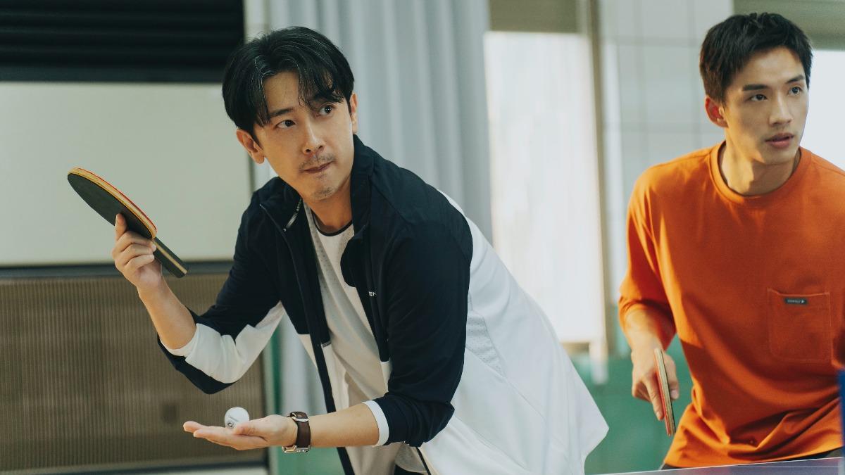 施名帥(左)延續先前在《乒乓男孩》魔鬼教練形象。(圖/愛奇藝國際版、壹壹影業提供)
