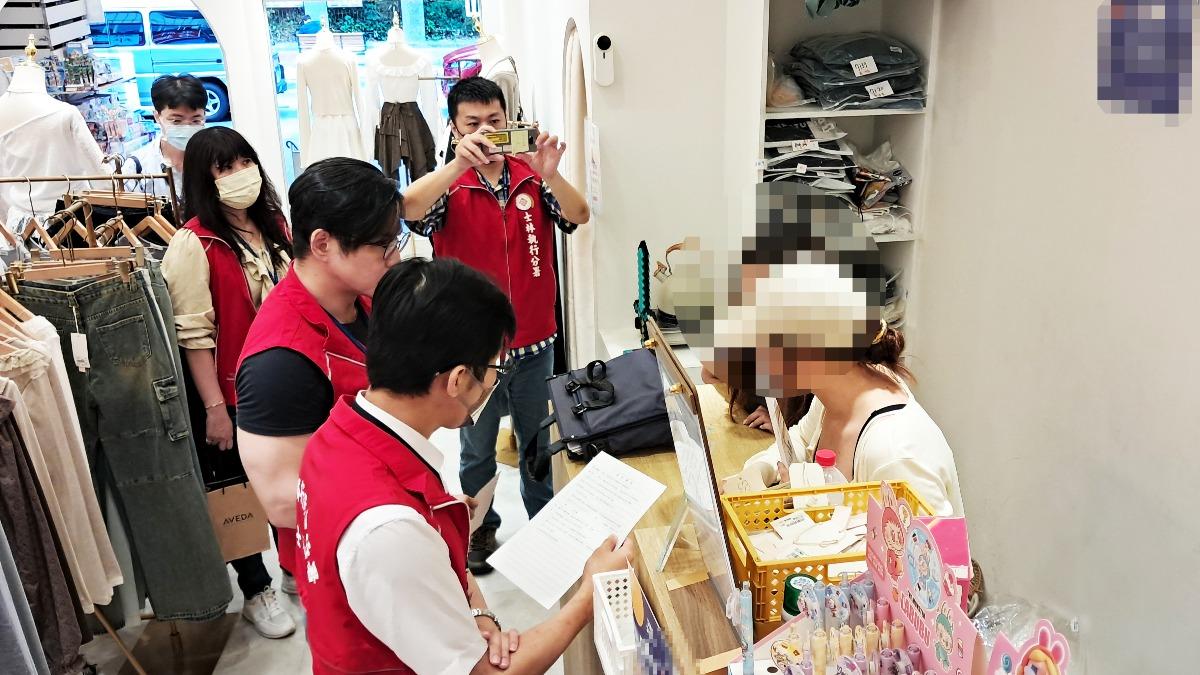 士林分署執行人員前往大同區門市查封。（圖／TVBS）