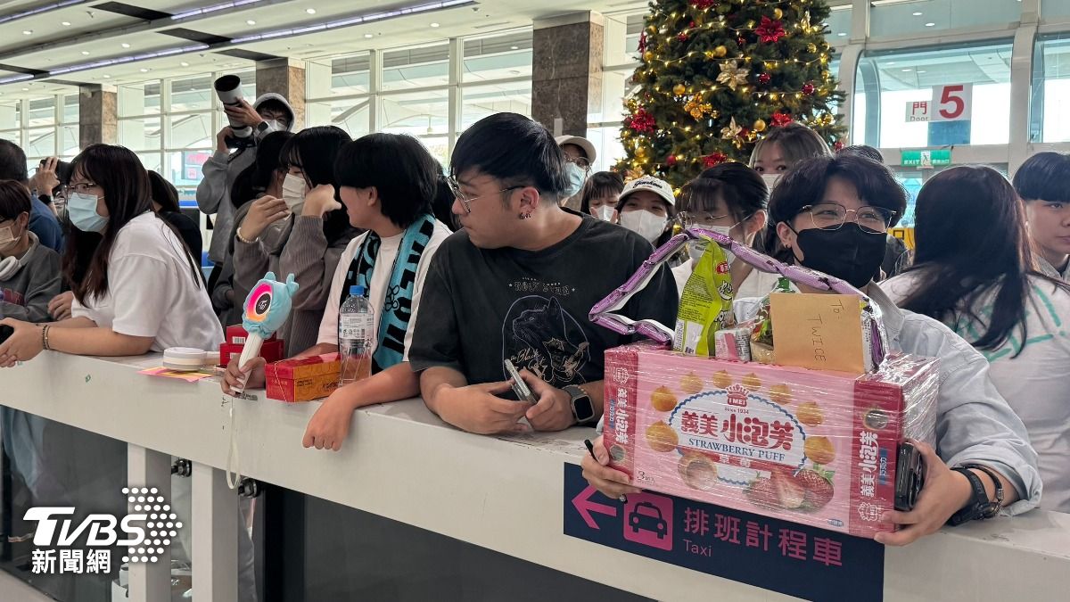 粉絲準備義美小泡芙、小潘鳳梨酥等點心迎接。（圖／TVBS）