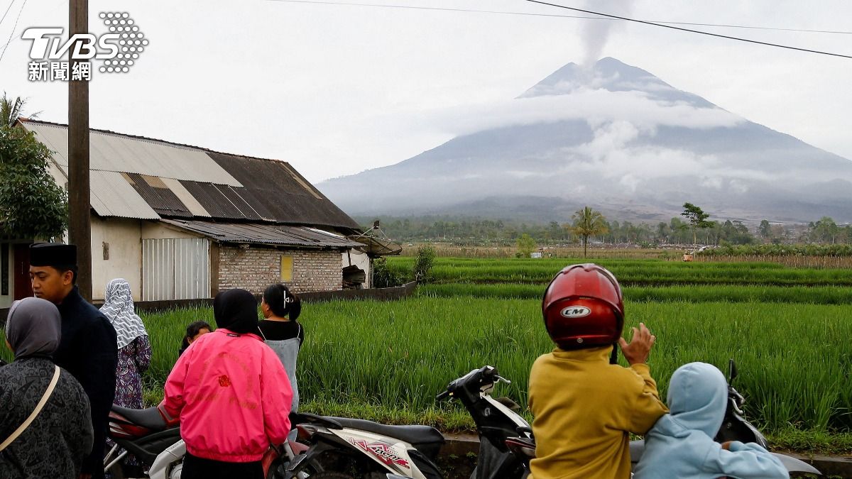 位在印尼爪哇島的「塞梅魯火山」爆發，火山灰直衝天際。（圖／達志影像路透社）