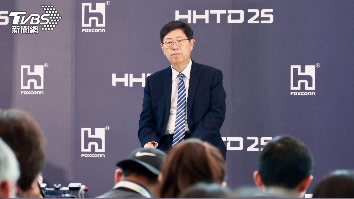 鴻海董事長劉揚偉會後針對能源政策回應。(圖/潘建樺攝)