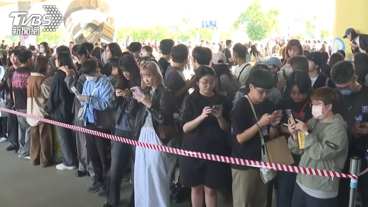 接機人潮從機場大廳滿到戶外。(圖/TVBS)