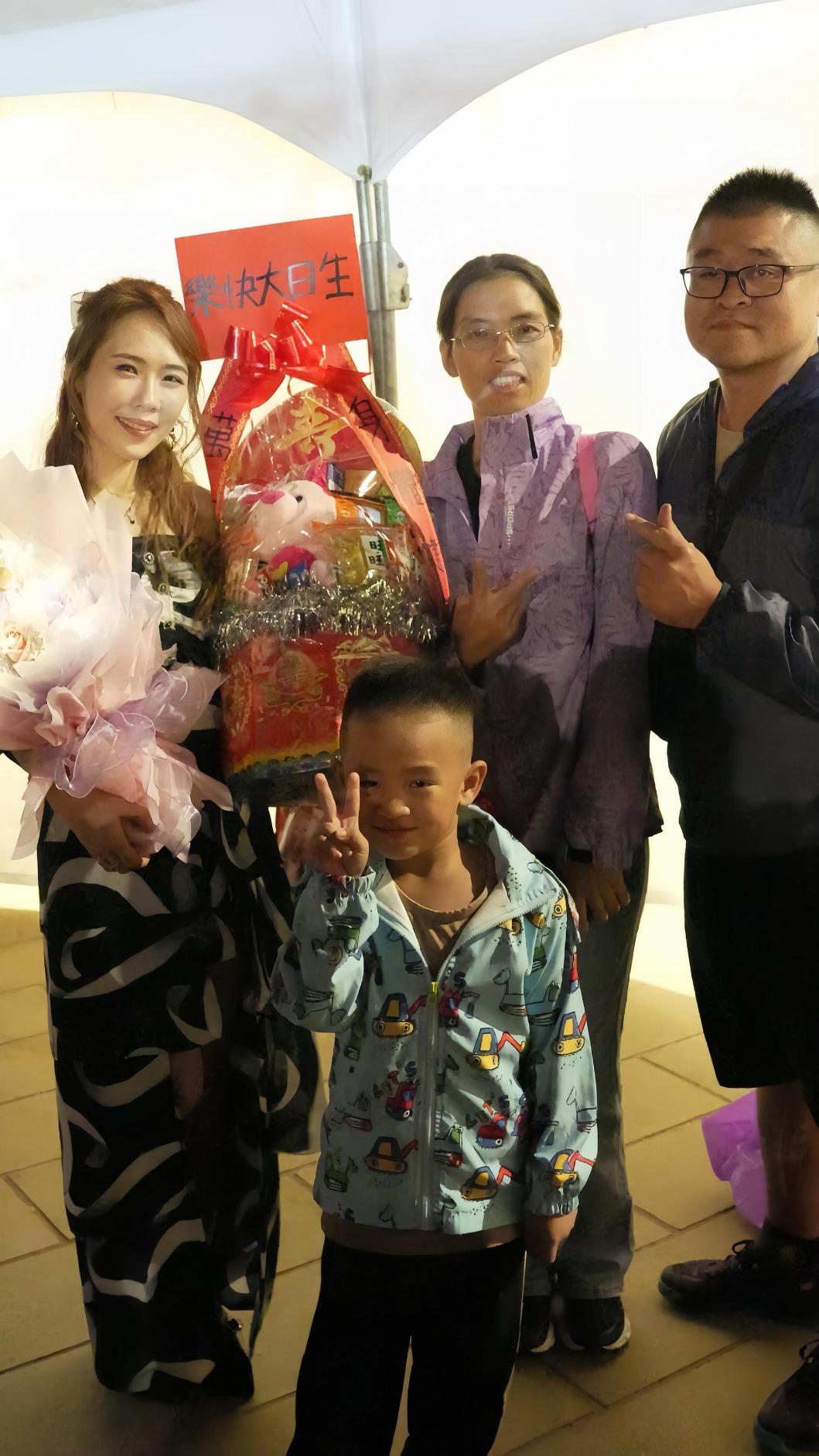 吳申梅收到粉絲送的慶生壽桃,讓她開心不已。(圖/喜上梅梢娛樂提供)