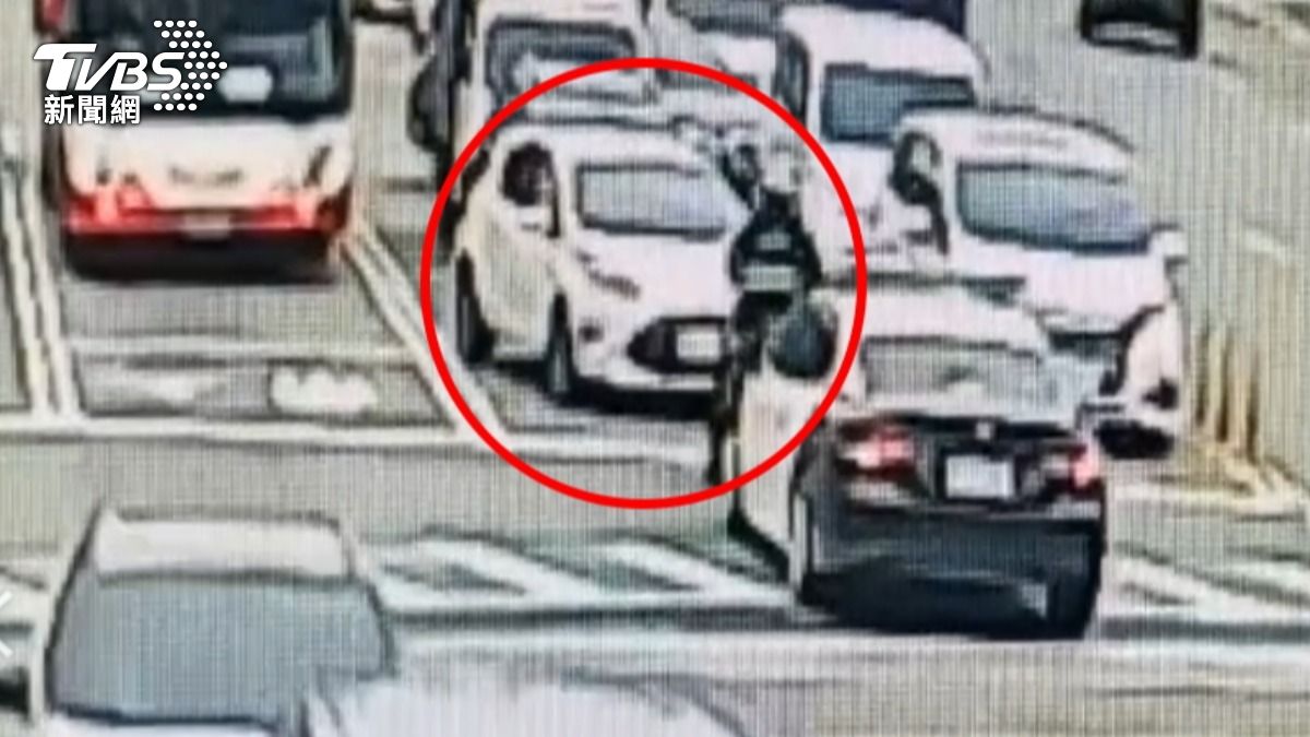 路中昏睡快1小時!男駕駛手握毒品露餡 見警矇問:我在哪裡