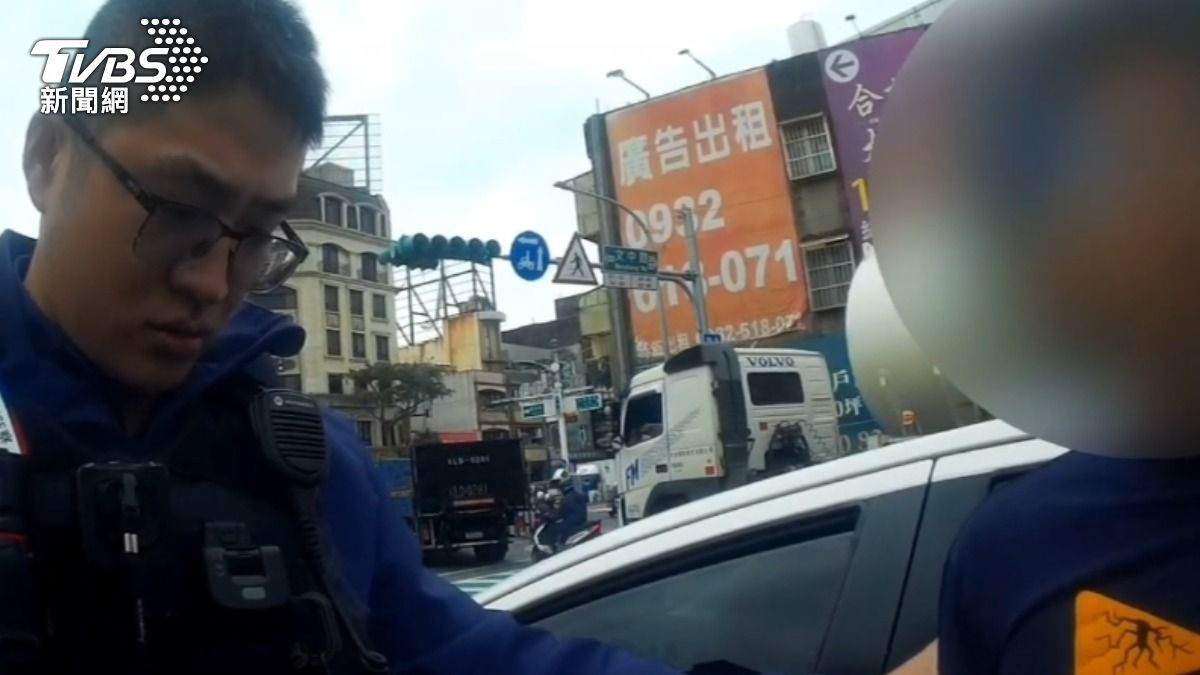男子神情茫然,手握毒品被警方逮捕。(圖/TVBS)