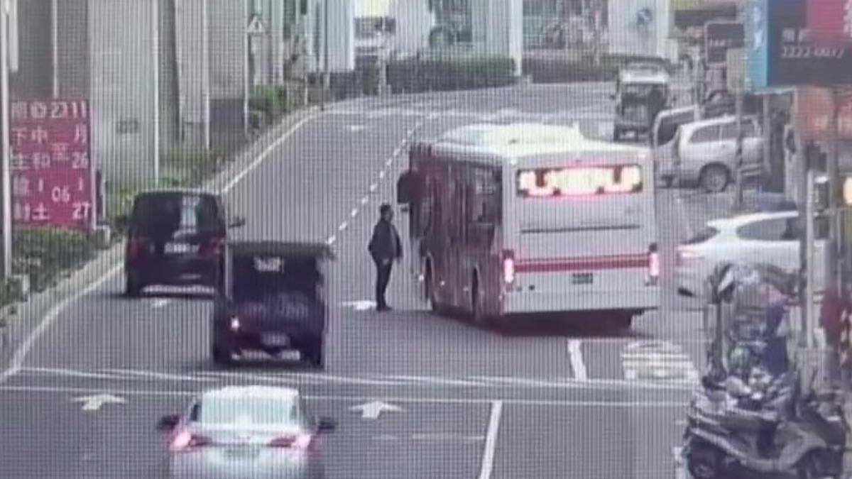 UBike騎士不滿被按喇叭攔下公車。(圖/翻攝畫面)