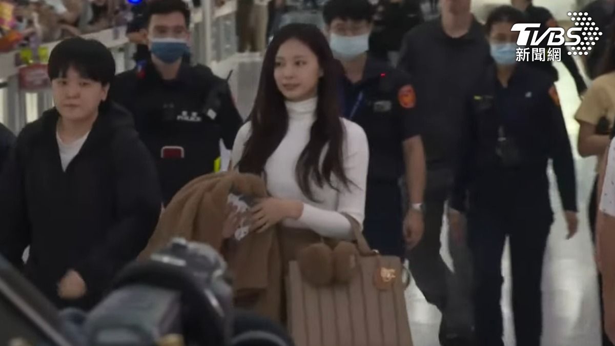 直擊／終於光榮歸國！TWICE子瑜抵達小港機場　沿路揮手感動300粉