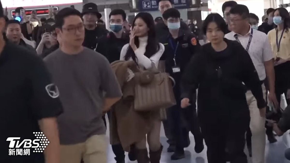 子瑜沿途不斷揮手。(圖/TVBS)