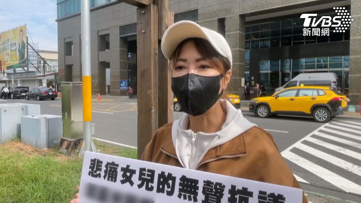 石琇惠的女兒對醫院的處理方式感到不滿，並到醫院外舉牌抗議。（圖／TVBS）