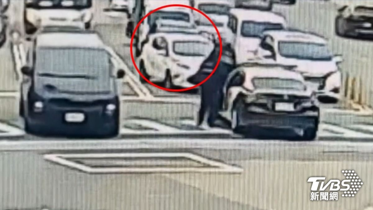 車輛停在路中央不走,員警逆向包車,發現原來駕駛睡著了。(圖/TVBS)