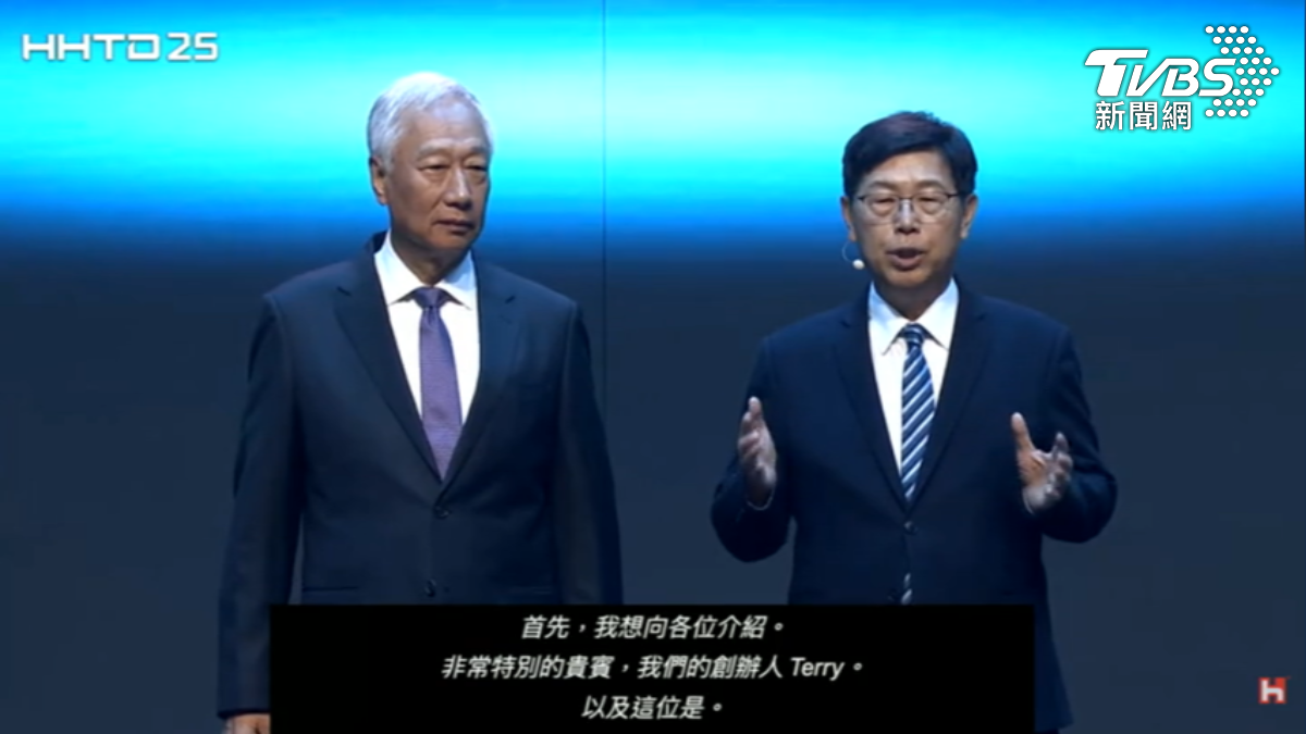鴻海集團創辦人郭台銘白髮現身,合體董事長劉揚偉。(圖/TVBS)
