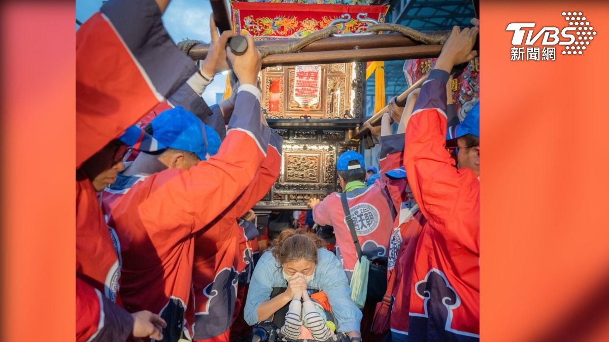 北港黑面三媽睽違109年,首度出巡下台南,原本不開放鑽轎,但20號晚間,破例讓7歲腦麻兒鑽轎底,讓家長感動淚謝。(圖/TVBS)