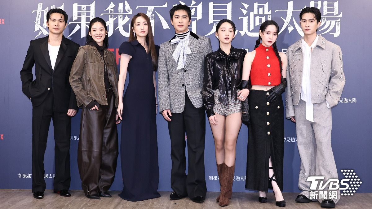 左起姚淳耀、江齊、柯佳嬿、曾敬驊李沐、程予、石知田出席《如果我不曾見過太陽》 記者會。(圖/張哲鳴攝)