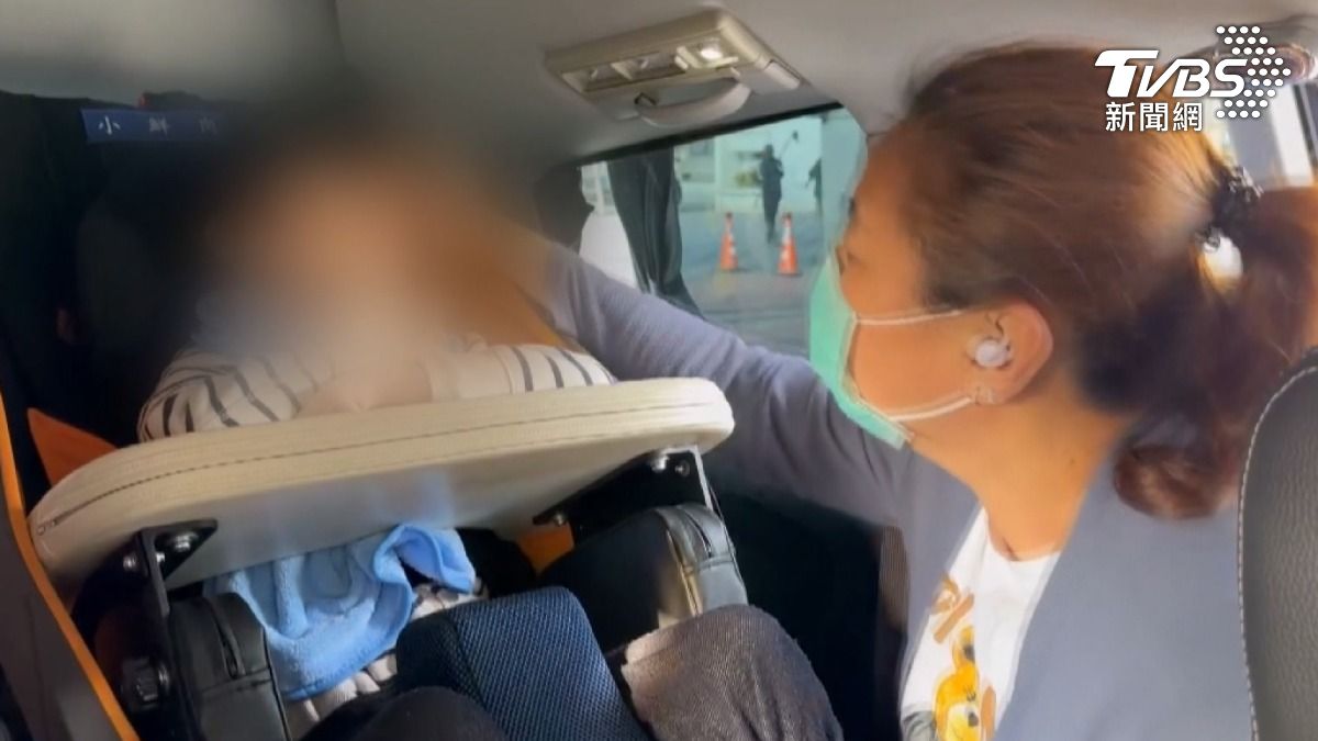 王母放棄經營的超商,全職陪腦麻兒復健,細心照顧至今7年,首度鑽轎底,讓她又驚又喜。(圖/TVBS)
