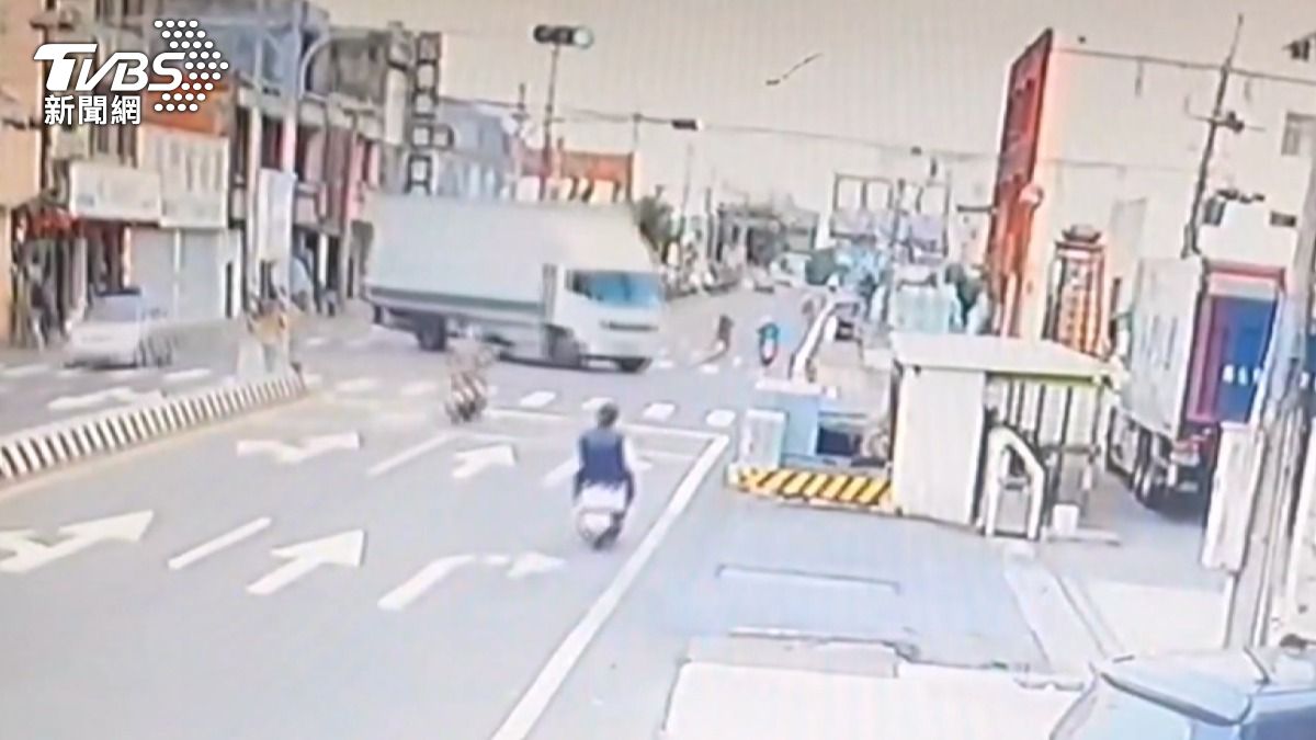 監視器畫面顯示大貨車尚未完全轉彎時,機車攔腰撞上大貨車後輪處,當場摔倒在地。(圖/民眾提供)