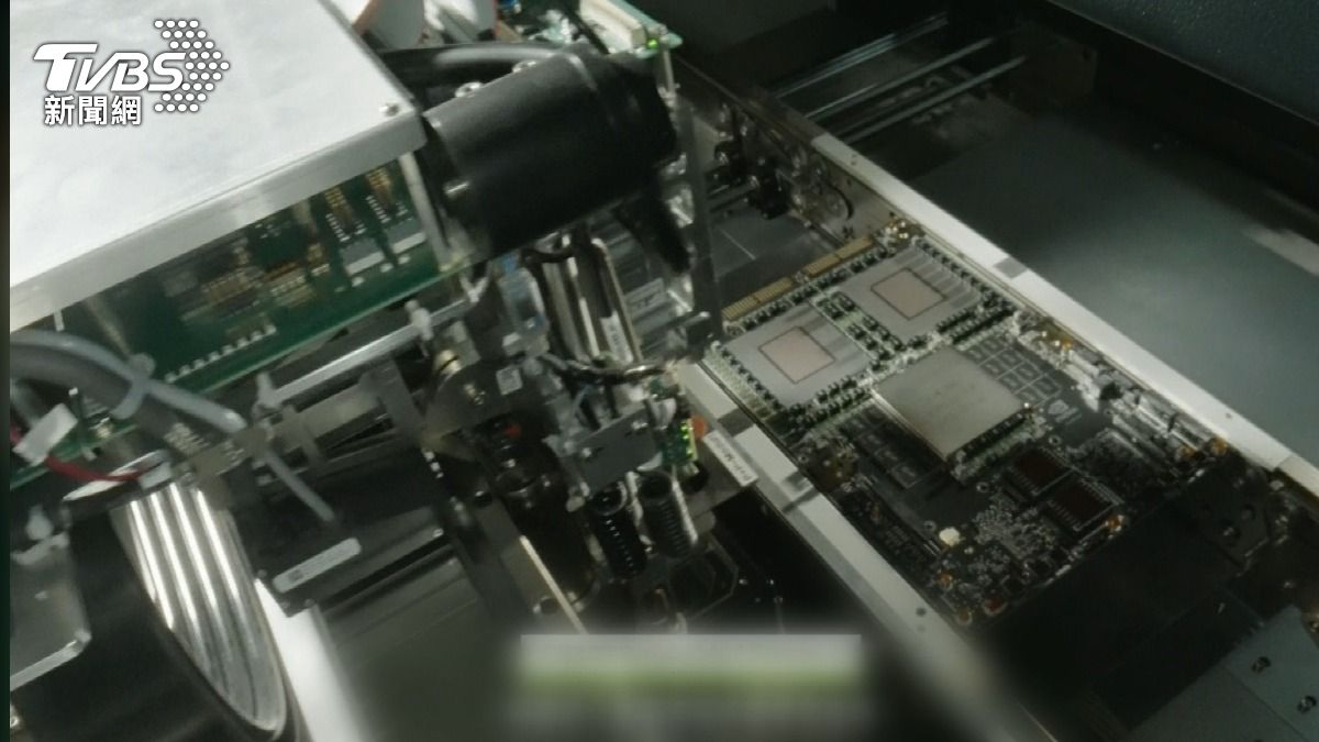 AI 熱潮吸走產能,DRAM 晶片供應緊俏帶動價格。(圖/TVBS)