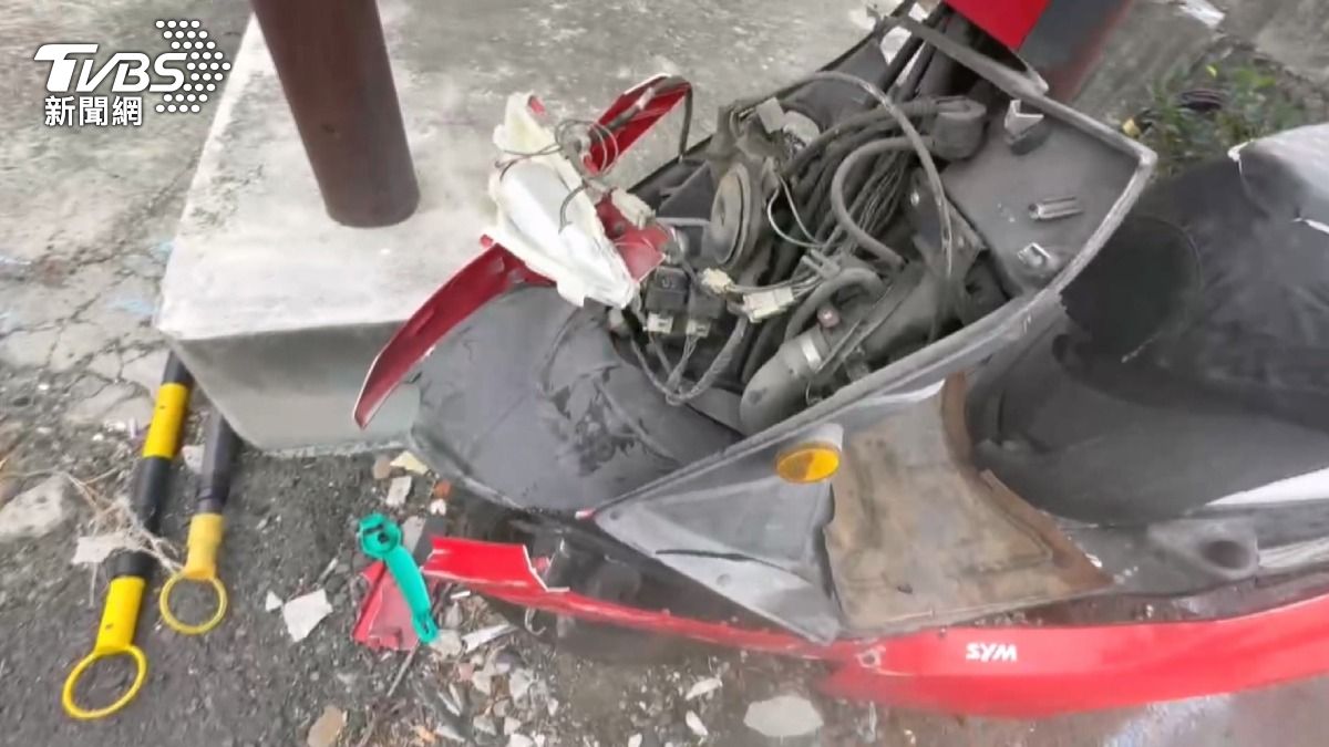 事故現場留下了老翁的紅色機車殘骸,車殼撞得碎裂。(圖/TVBS)