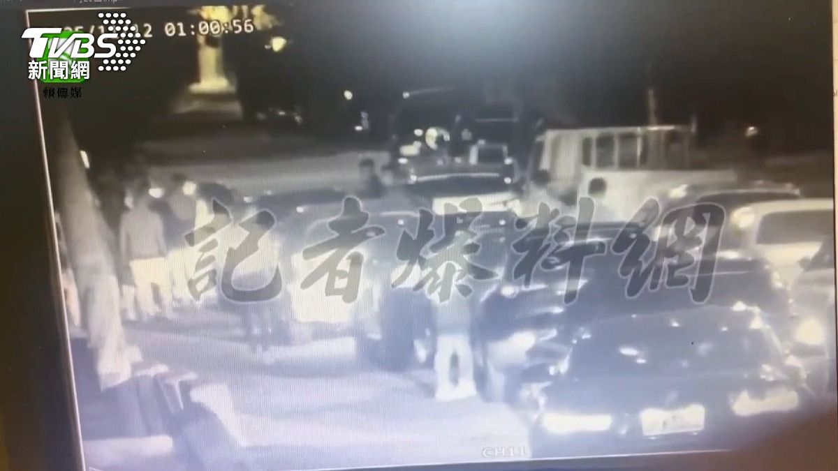 網路嗆聲變真人PK!太平深夜13人持球棒追打,警全數送辦。(圖/翻攝記者爆料網)