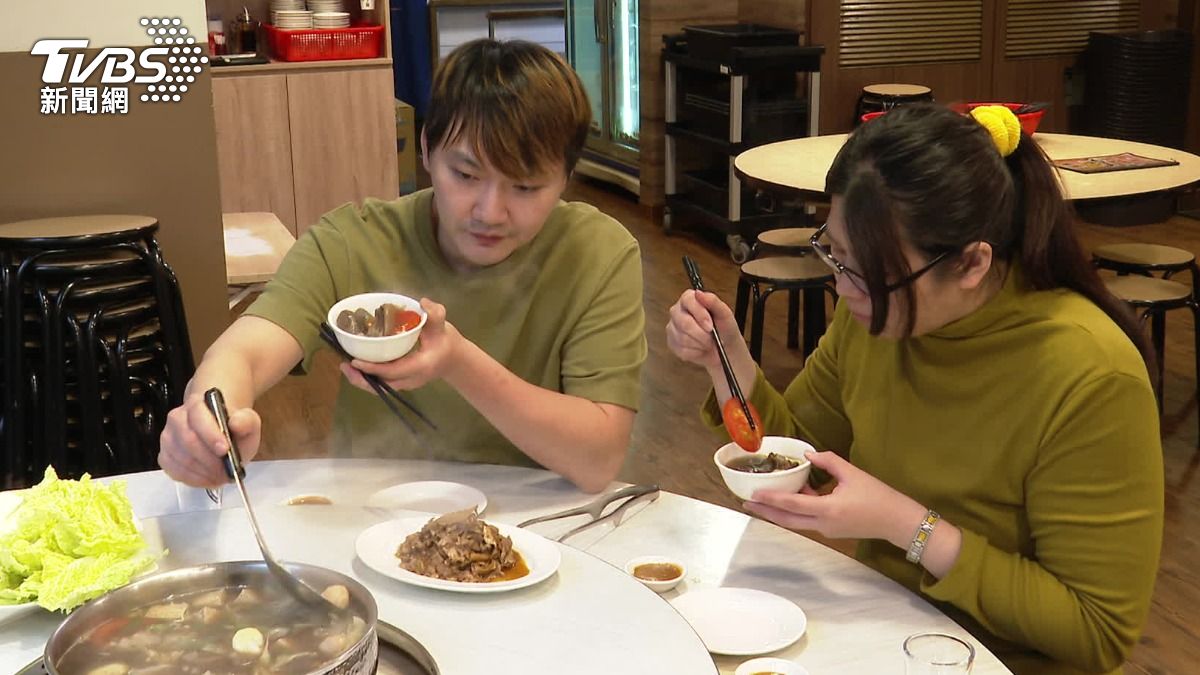 羊肉爐業者坦言，即使週末會短暫回溫。但仍不影響整體訂位狀況。（圖／TVBS）