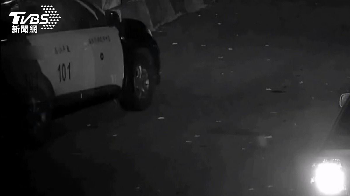 警方鳴笛到場才紛紛逃離,經過調查後,將13名涉案人依聚眾鬥毆、傷害等罪嫌送辦。(圖/翻攝記者爆料網)
