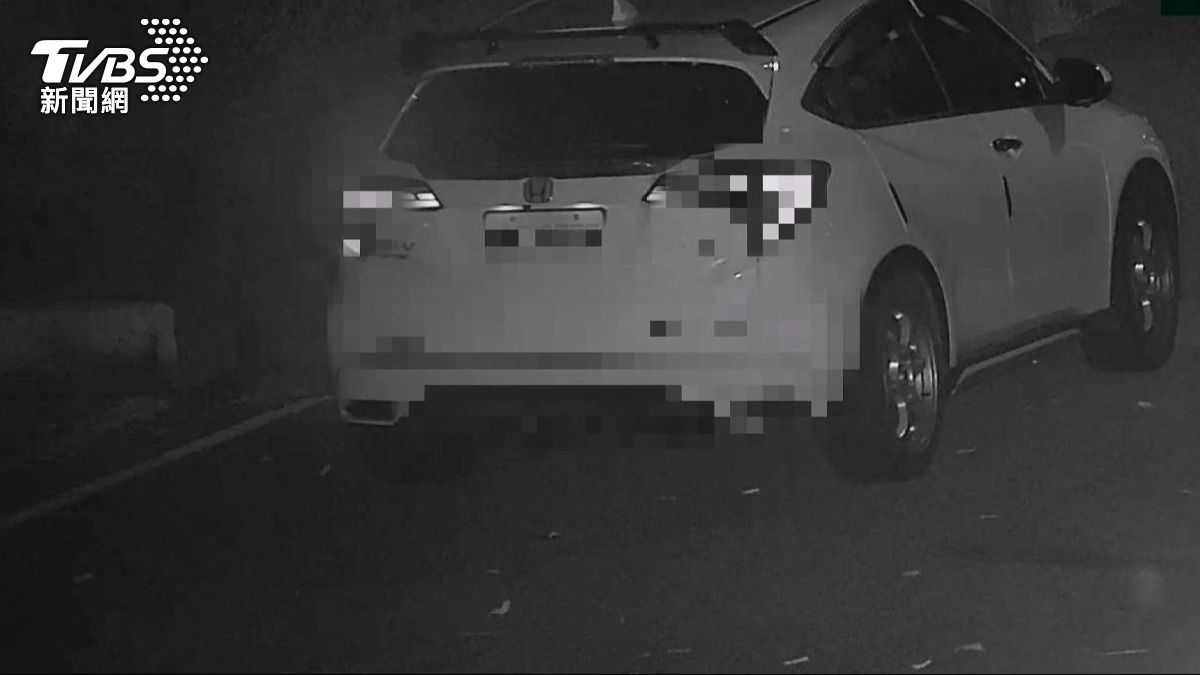 警方調閱周邊監視器,透過車牌追查涉案人員。(圖/TVBS)