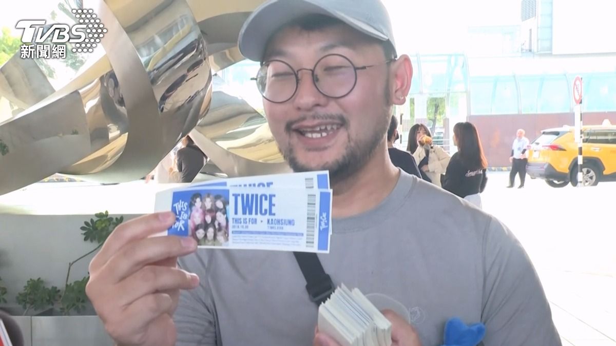 ONCE發放自製的500張的貼紙。(圖/TVBS)