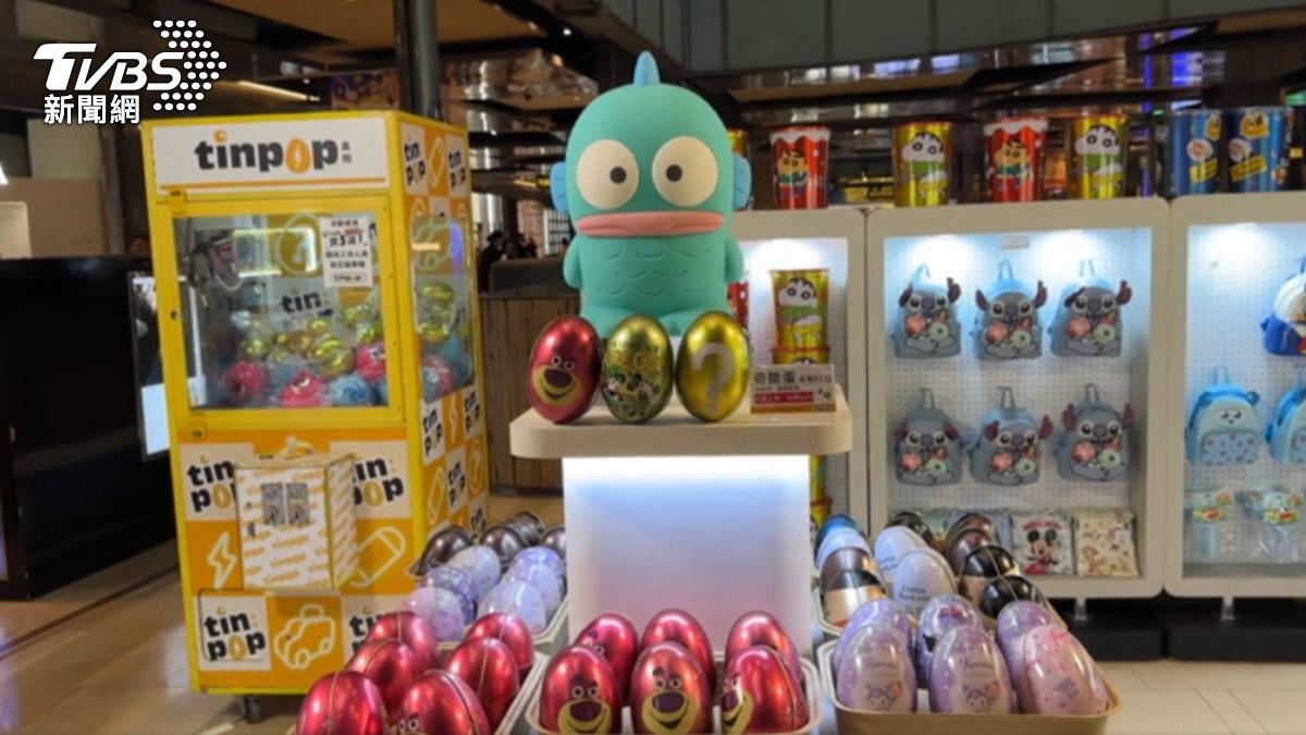 超人氣IP的蛋型鐵盒快閃店。(圖/TVBS)