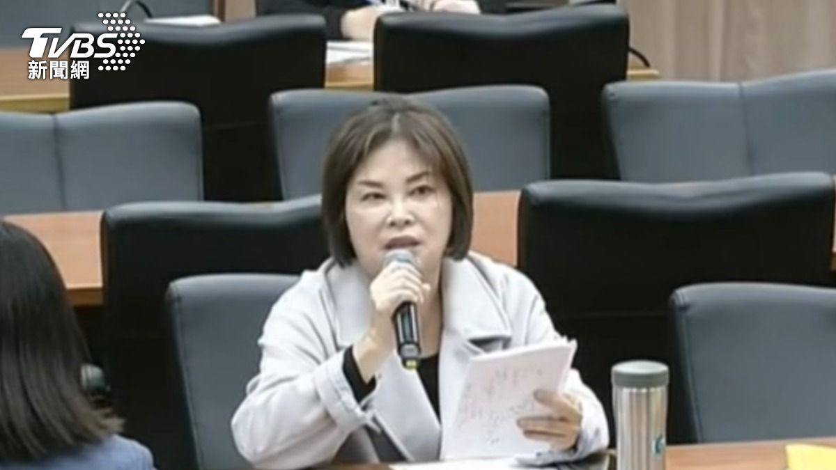 民進黨立委賴惠員,抱怨已經整修完的大安會館,仍然太小。(圖/TVBS)