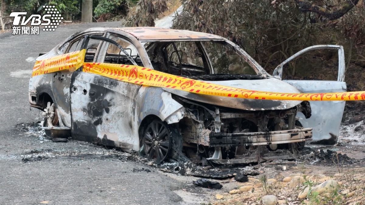 離奇燒車僅剩骨架!租賃男下落不明,燒毀果園火自滅警方傻了。(圖/TVBS)