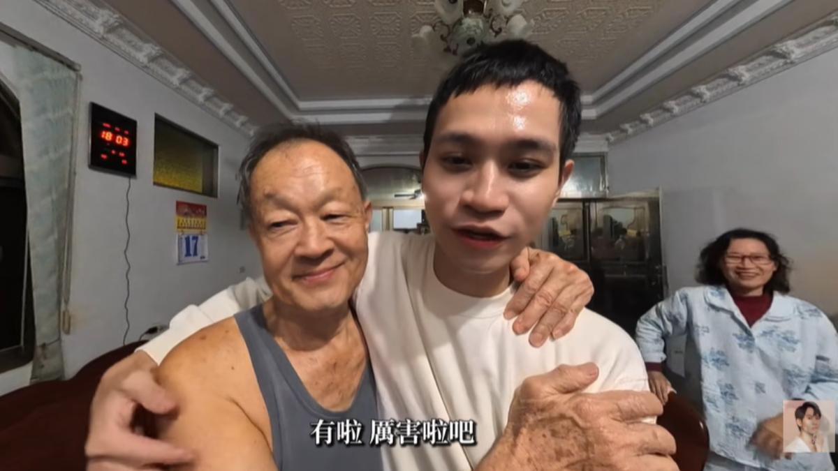 Andy老師走鐘得獎後和家人團聚。(圖/翻攝自Andy老師YT頻道)