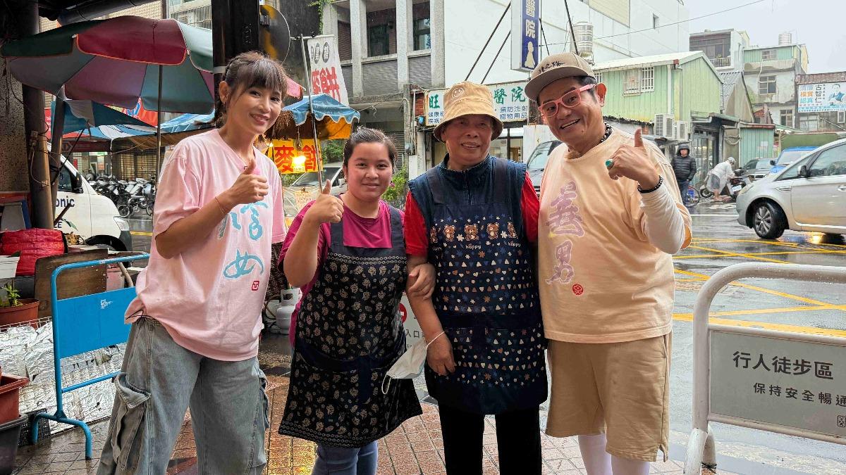 許效舜為麥餅老闆娘慷慨解囊。（圖／東森超視提供）