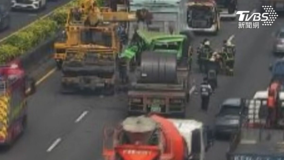 北上瑞隆路段發生三輛大車連環追撞事故,導致一名駕駛人遭受開放性骨折。(圖/TVBS)