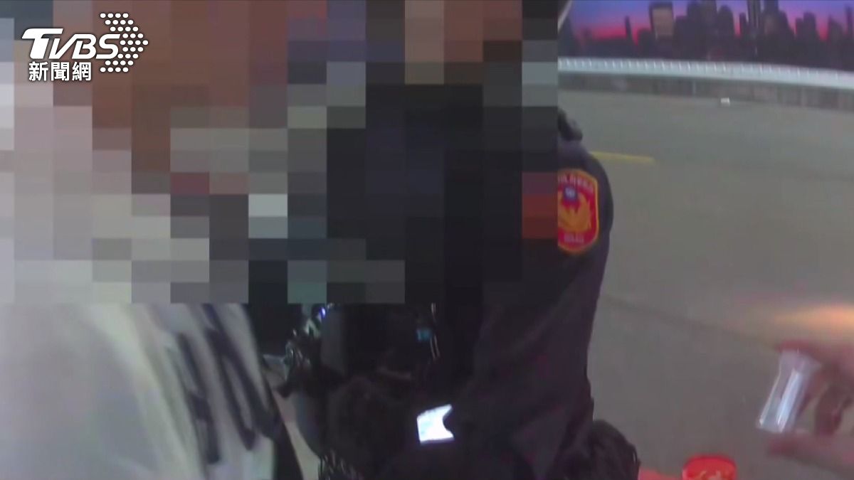 警方在他車內發現K他命，隨即進行唾液快篩檢測，結果呈陽性反應。(圖／TVBS)