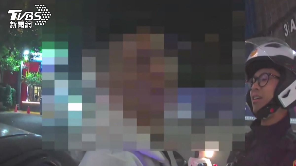 警方要求出示證件時，陳男只將車窗打開一小條縫隙回應，這行為引起警方懷疑。(圖／TVBS)