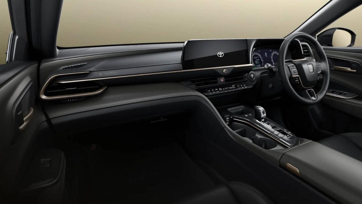 Toyota Crown Estate 70周年特仕版採用Black Luster專屬黑色內裝,並在車內多處嵌入THE 70th專屬標誌。(圖/Toyota)