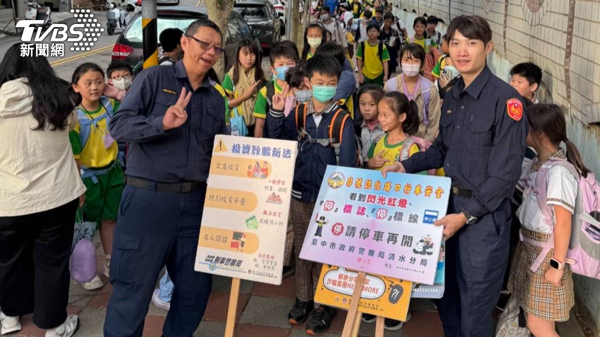 清水分局警方前往國小阻詐。(圖/TVBS)