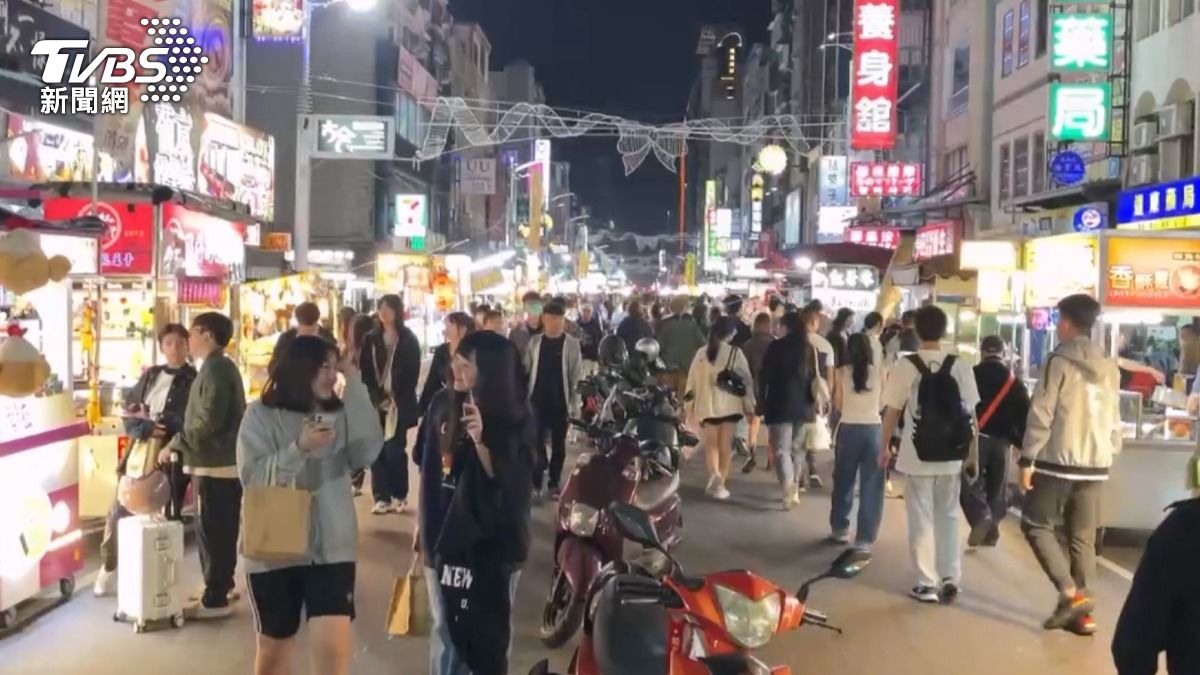 一度傳出TWICE的成員Momo也來逛夜市,還遭粉絲野生捕獲,但為了怕打亂偶像逛夜市的興致(圖/TVBS)
