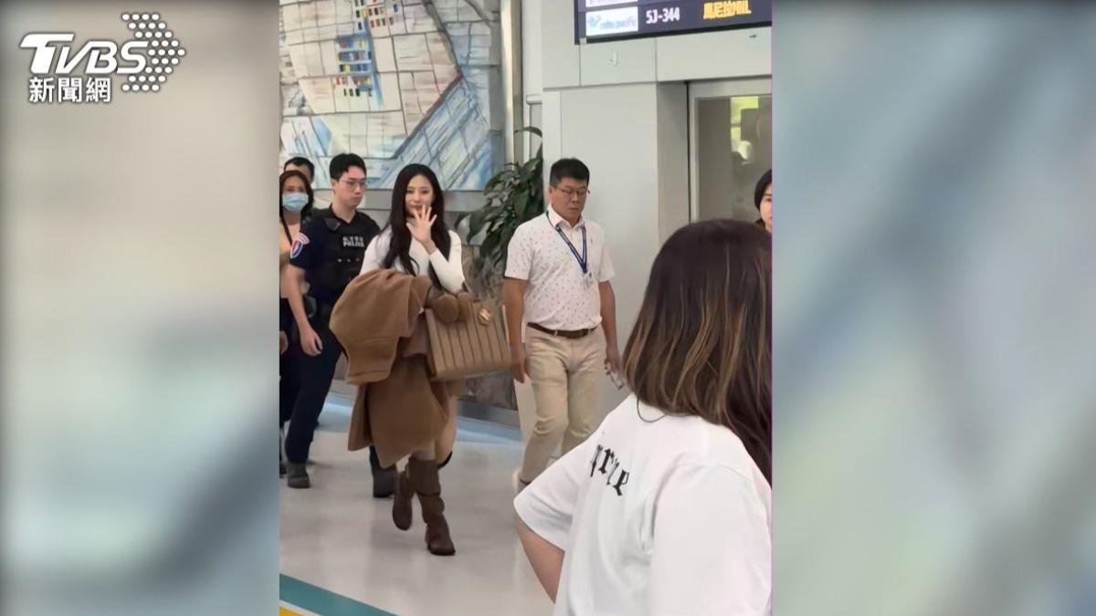 子瑜手拿MAX MARA經典熊大衣，簡約卻極度好看。（圖／TVBS）